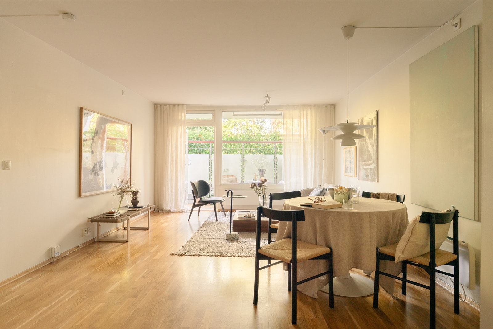 Her er det godt med plass til både spisegruppe og TV-seksjon. Galleribilde