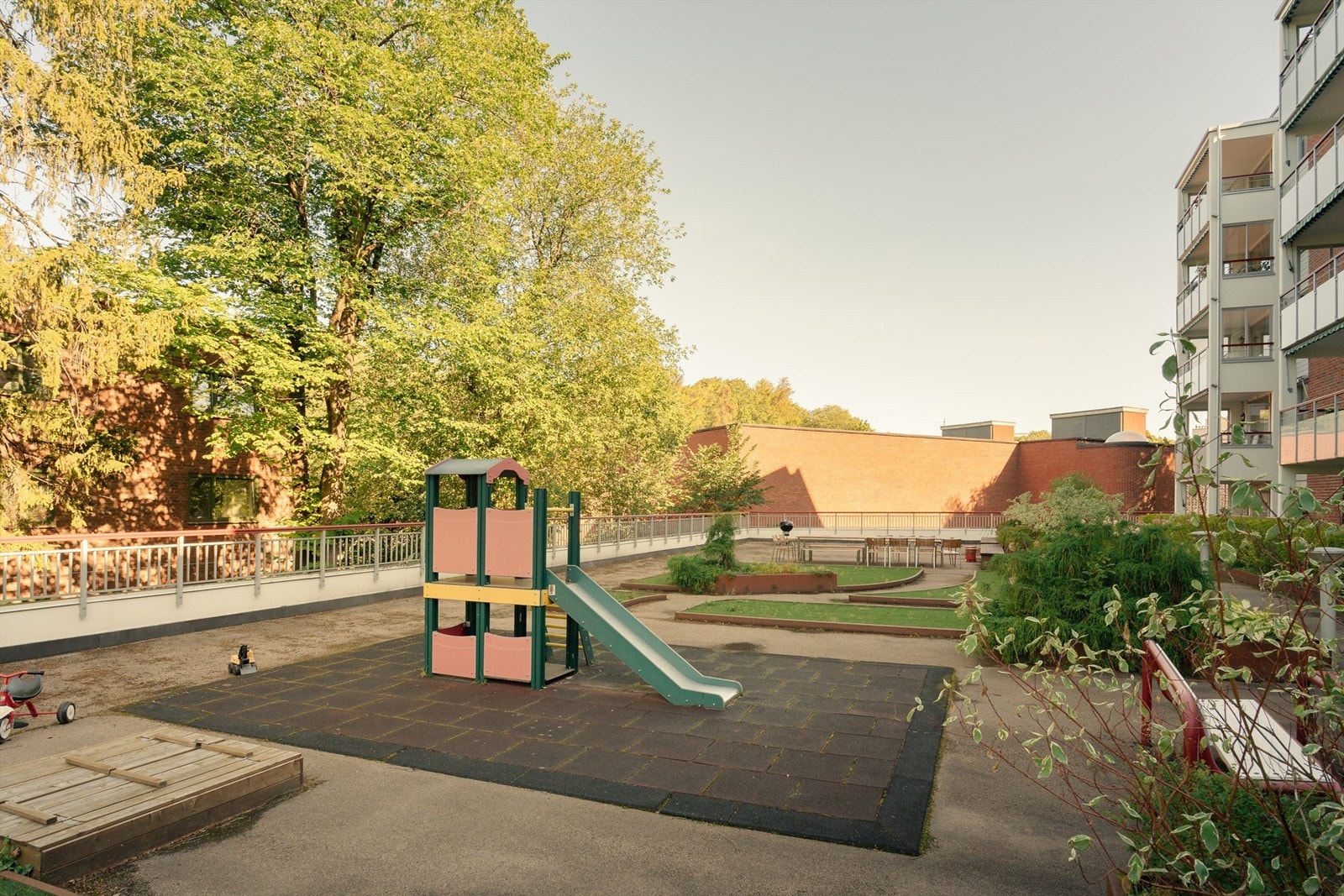 Trivelig bakgård med lekeplass og sittegrupper. Galleribilde