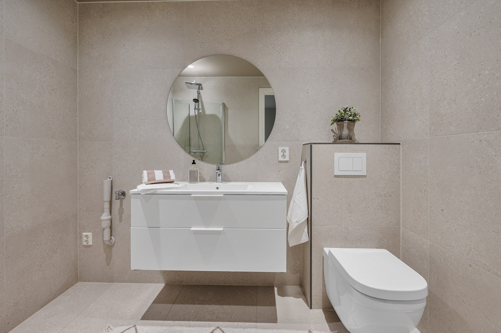 Meget pent bad med store fliser og gulvvarme Galleribilde