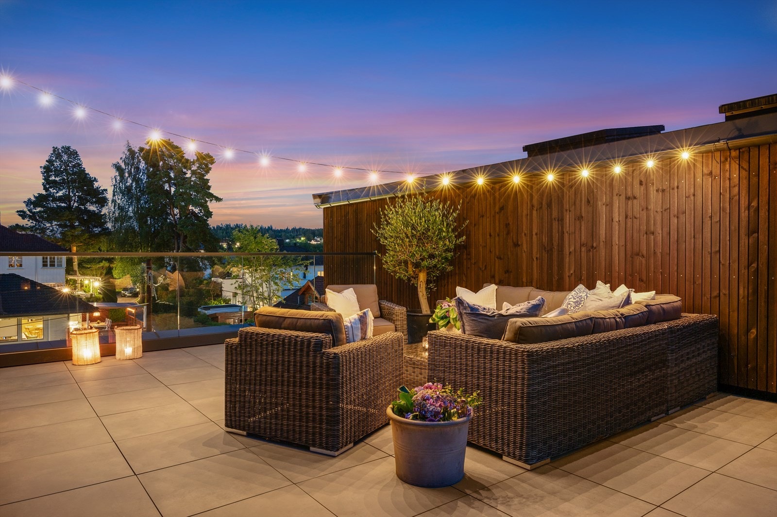 Fantastisk uterom med plass til både lounge, spisegruppe og planter Galleribilde