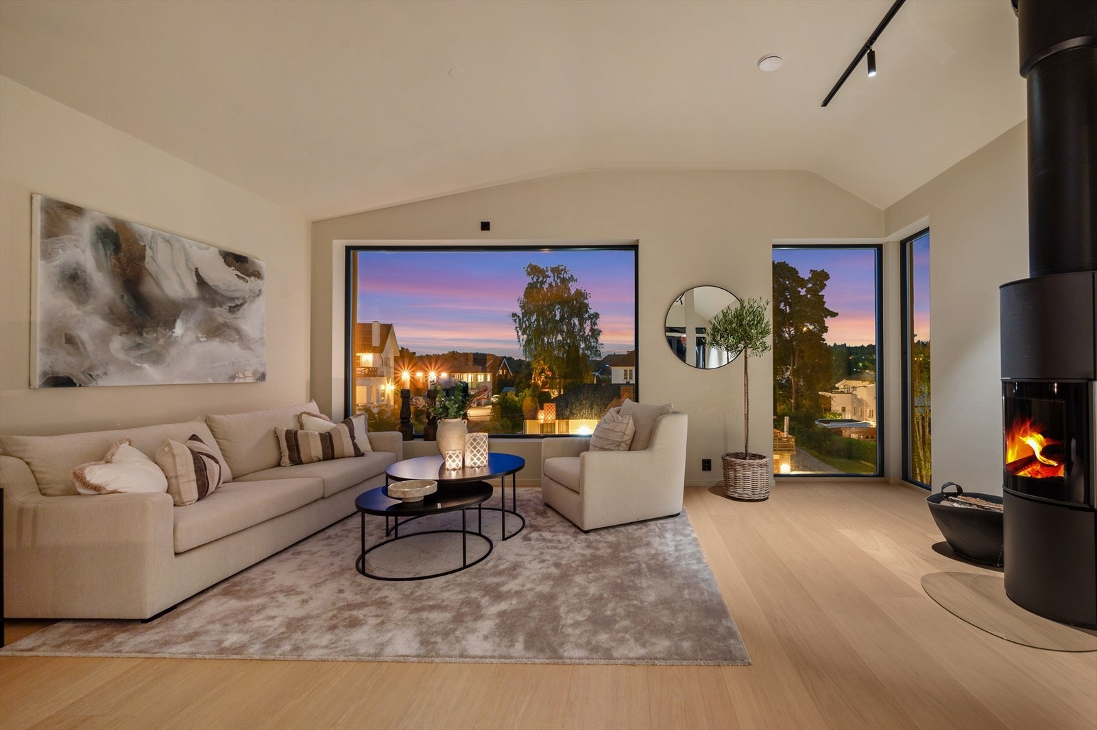 Stuen har store vindusflater som slipper inn rikelig med dagslys Galleribilde