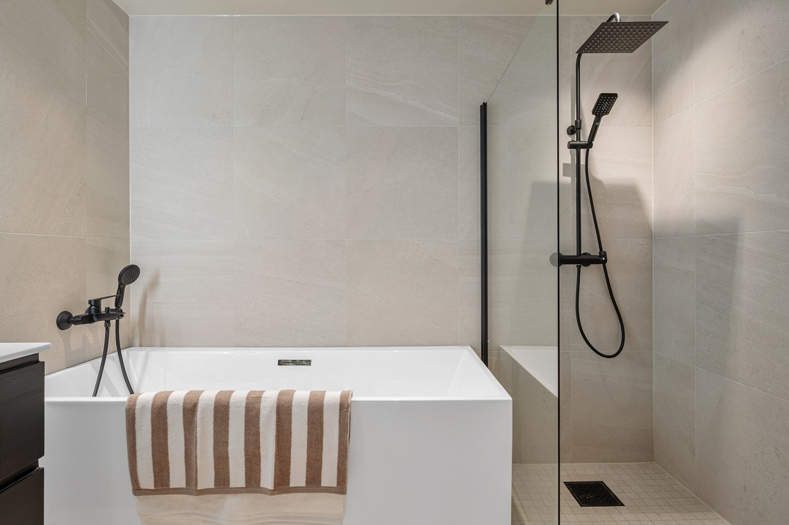 Det er også god plass til både badekar og dusj Galleribilde