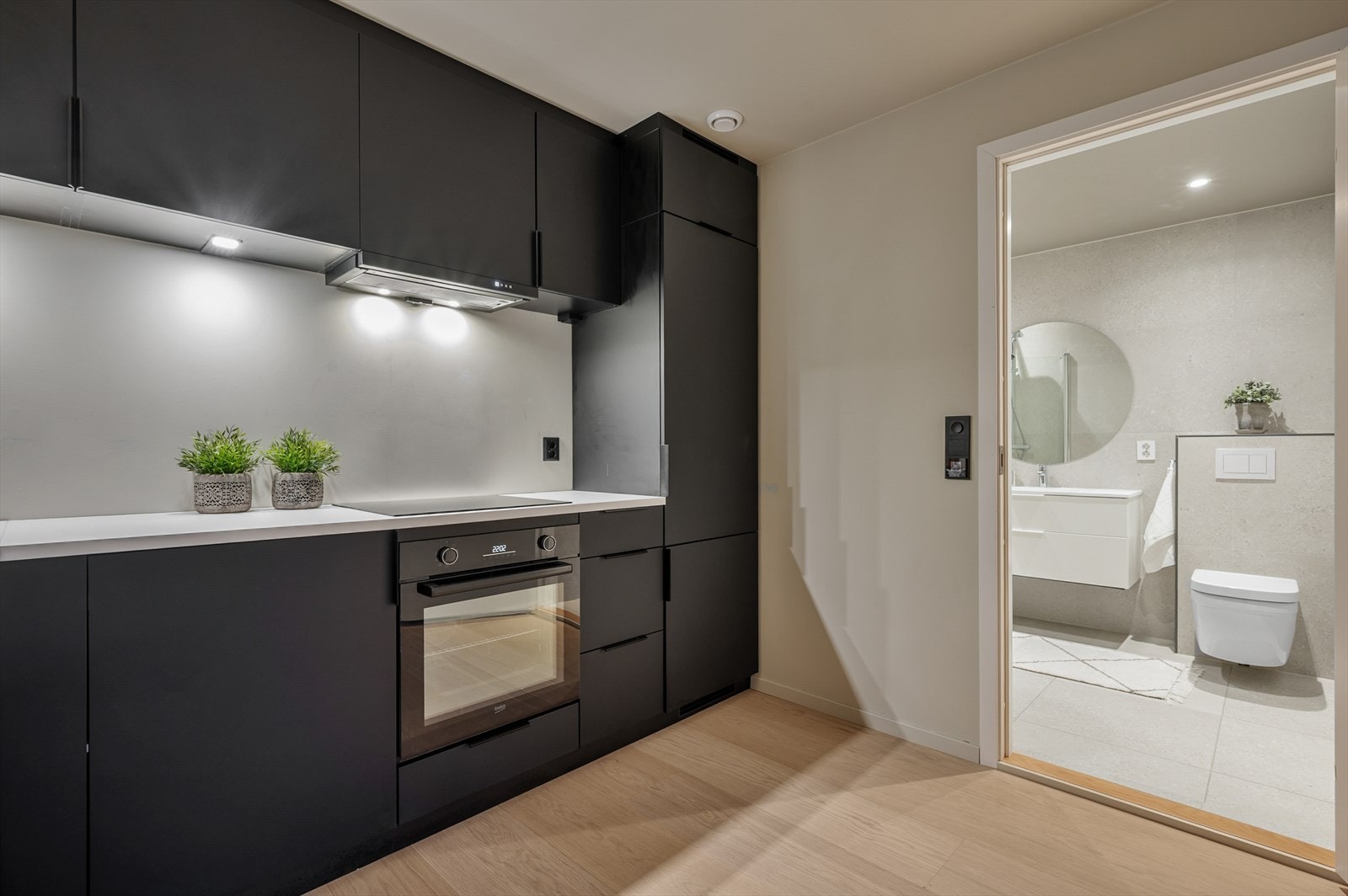 Det er integrerte hvitevarer slik som komfyr, koketopp, kjøle/fryseskap Galleribilde