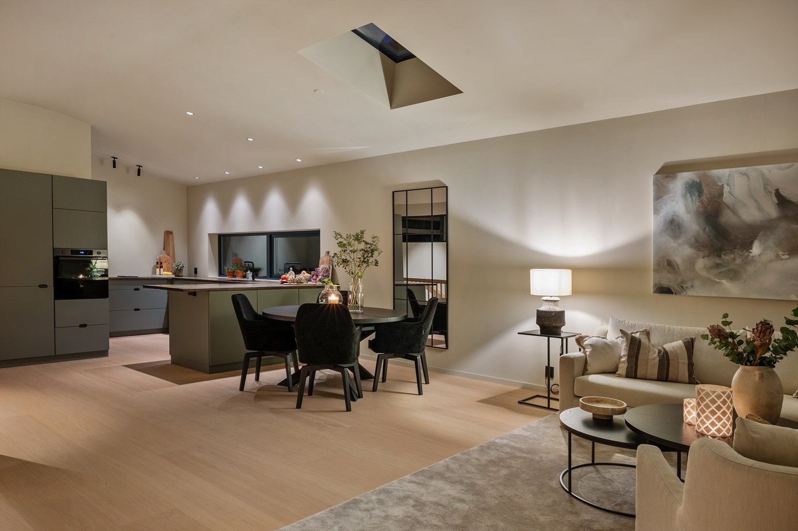 Boligens 3. Etasje har en luftig stue/kjøkkenløsning Galleribilde