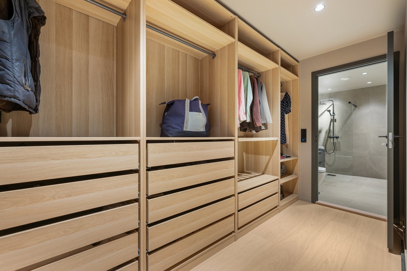 Romslig walk-in closet i delikat materiale Galleribilde