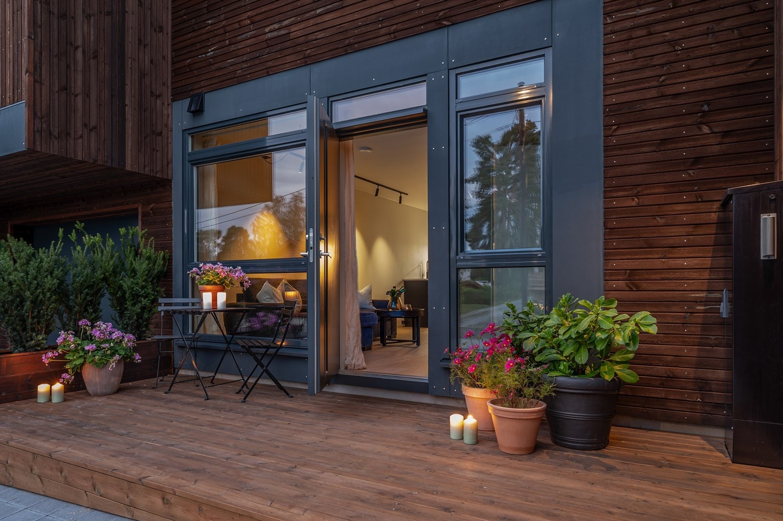 Utleiedelen har eget inngangspart med platting Galleribilde