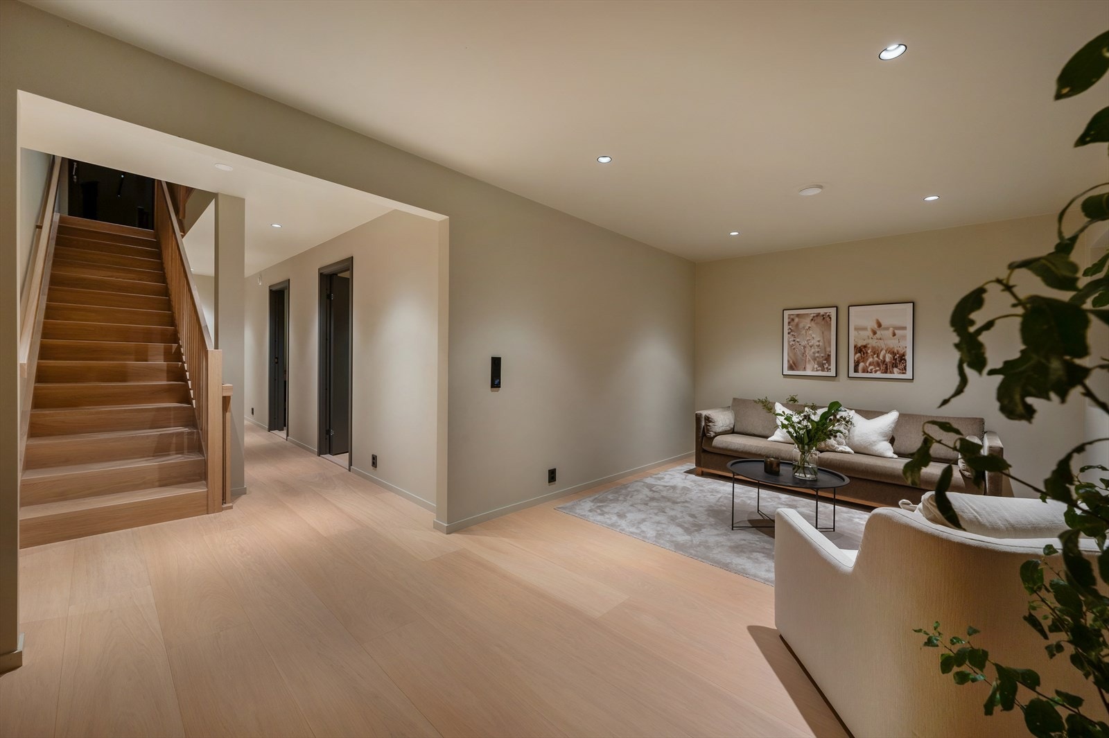 Boligens 2. Etasje har 3 soverom, 2 bad og en Tv-stue Galleribilde