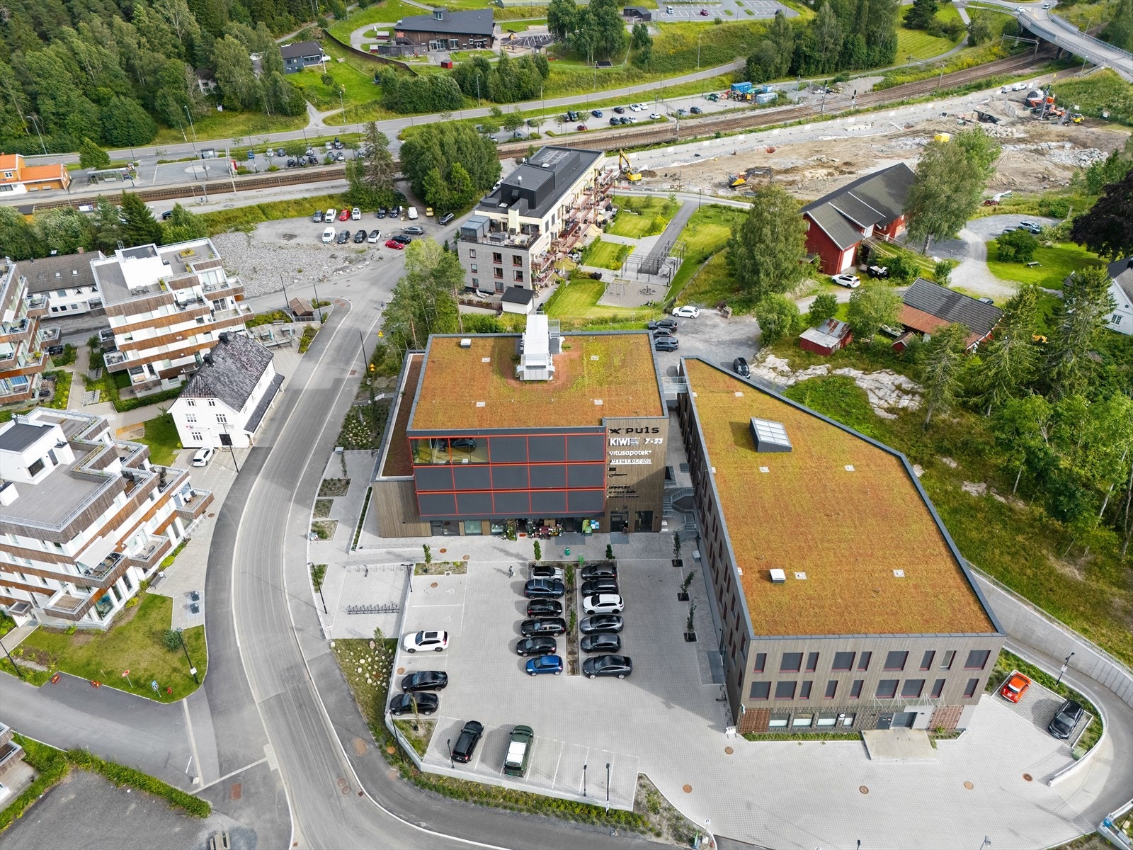 Parkveien 18B ligger i et attraktivt og barnevennlig område på Langhus, med kort vei til skoler, barnehager, butikker og offentlig transport Galleribilde