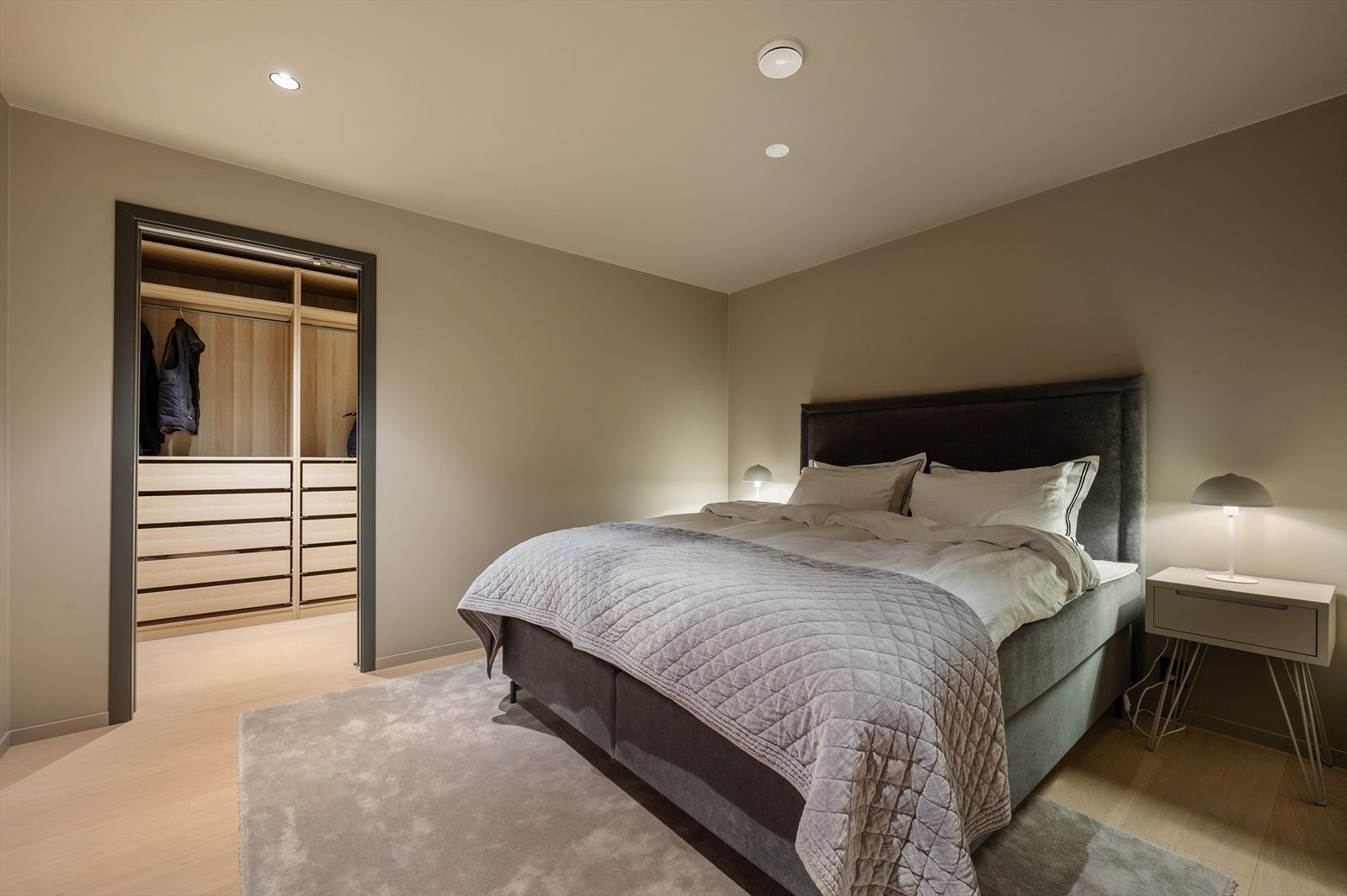 Hovedsoverommet har god størrelse med walk-in closet Galleribilde