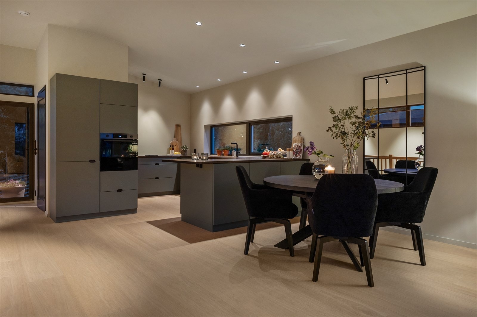 Kjøkkenet er i delikate fargevalg Galleribilde