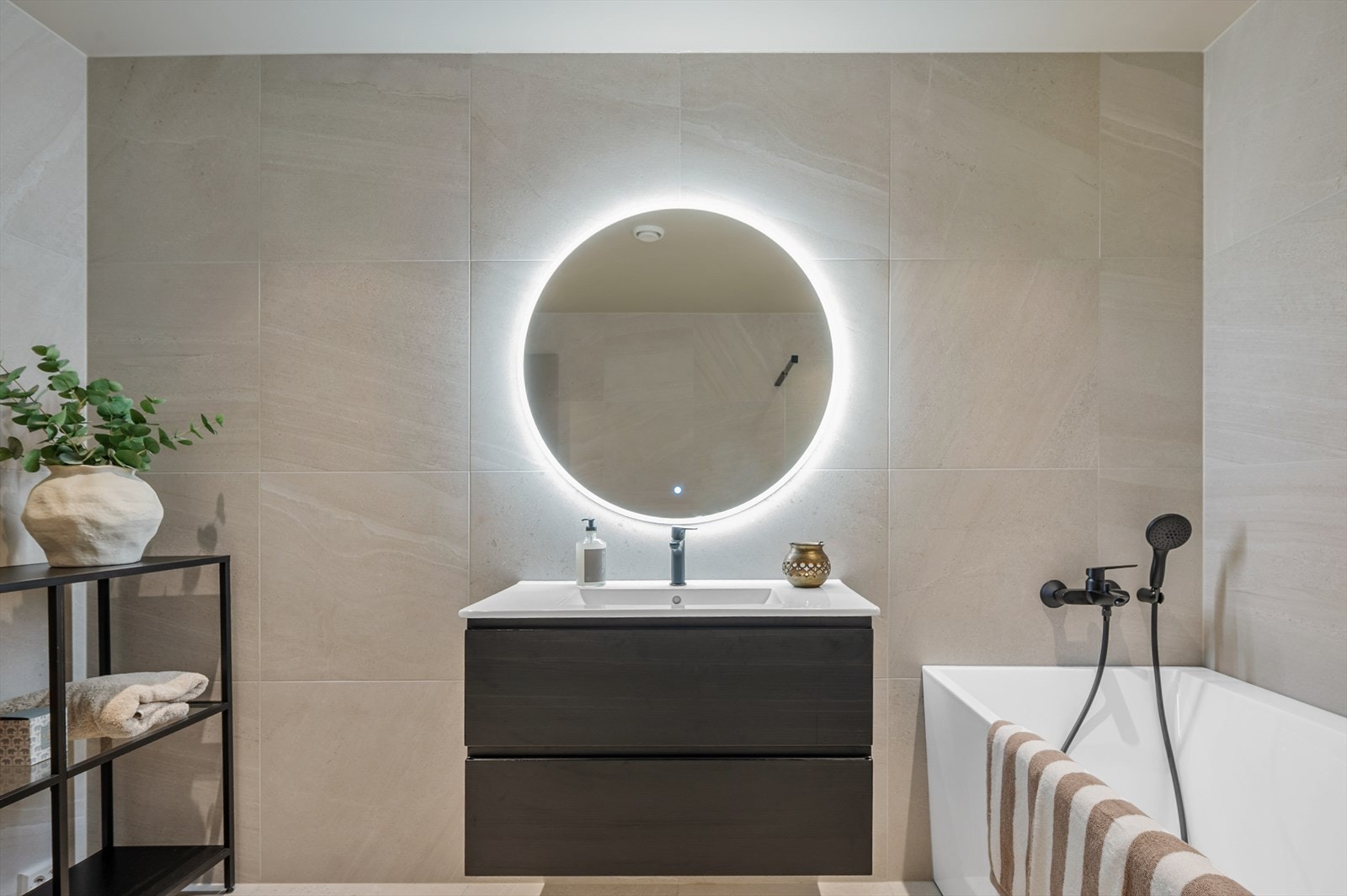 Hovedbadet i 2. Etasje har lyse delikate fliser Galleribilde