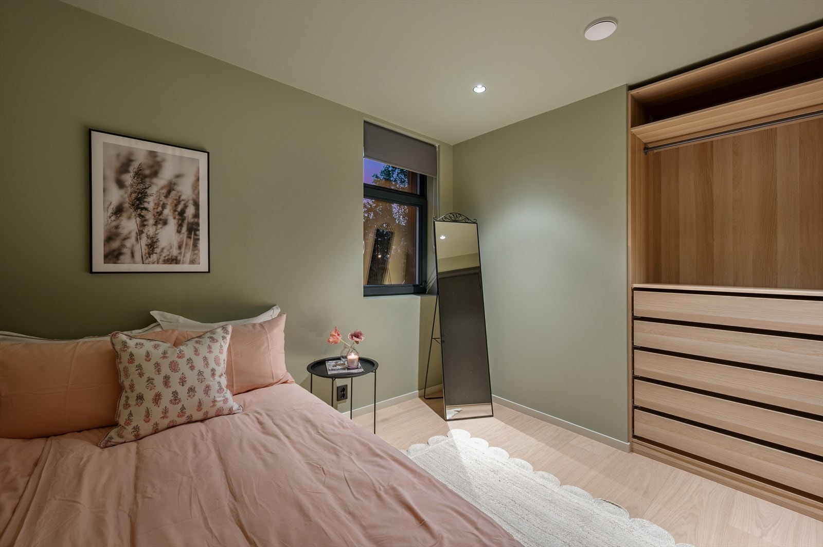 Soverom 2 har en dobbeltseng med flott garderobeløsning Galleribilde