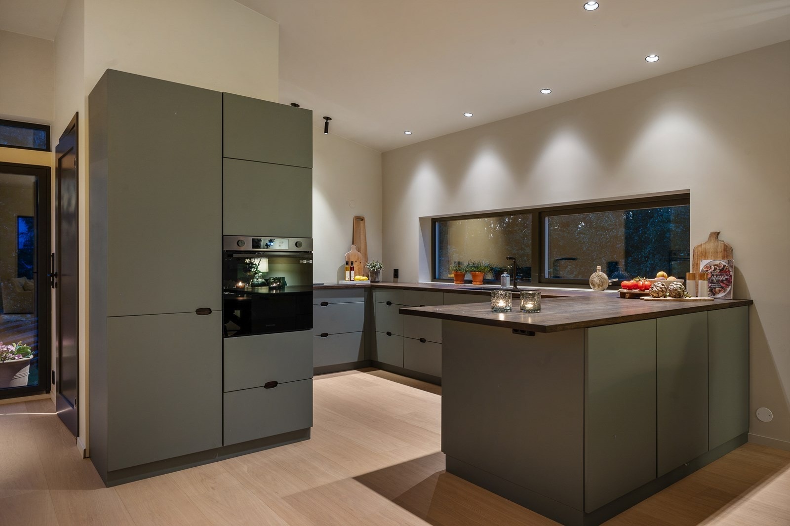 Kjøkkenet har integrerte hvitevarer slik som komfyr, oppvaskmaskin og kjøle/fryseskap Galleribilde