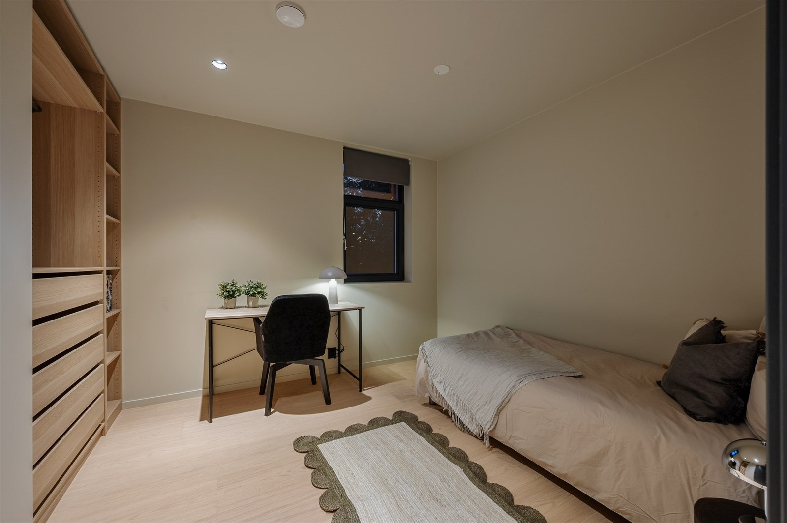 Her er det god plass til seng, skrivebord og garderobeskap Galleribilde