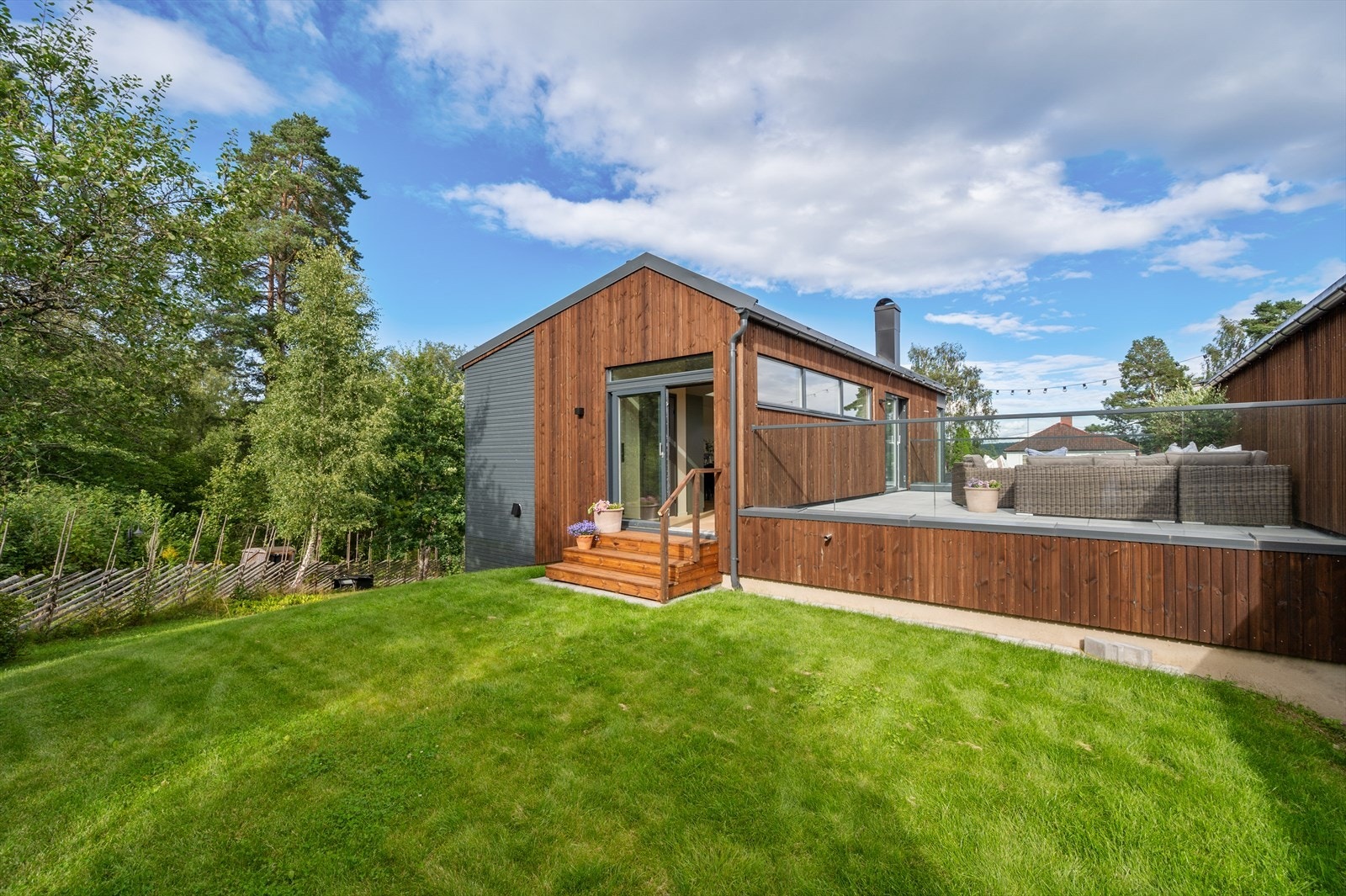 Flott hage med god plass til trampoline Galleribilde