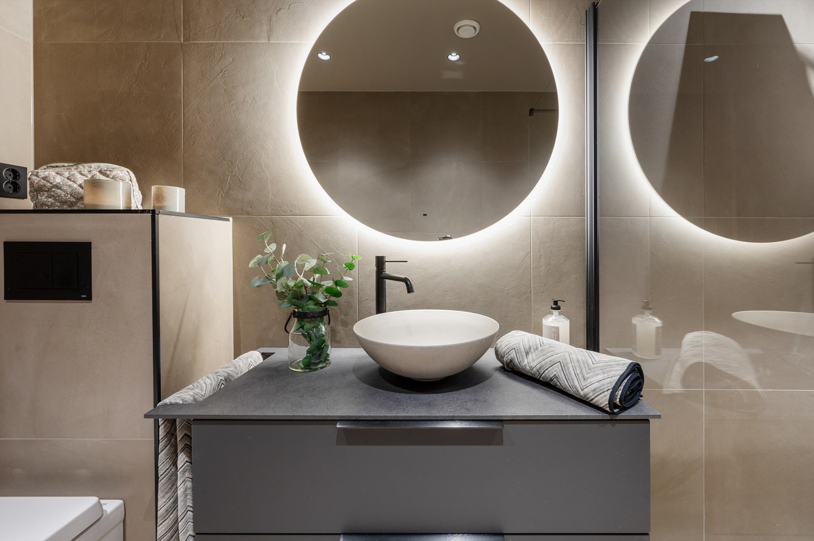 Badet har lekre fargevalg Galleribilde