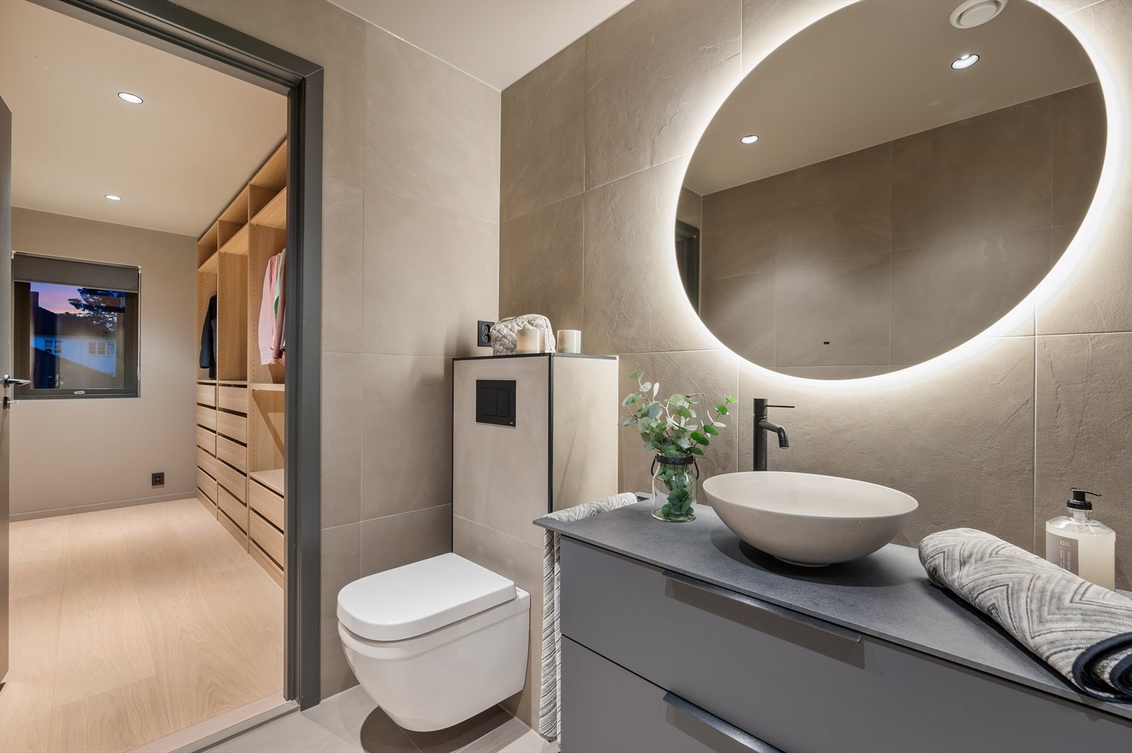 Videre er det "en-suite"-bad Galleribilde