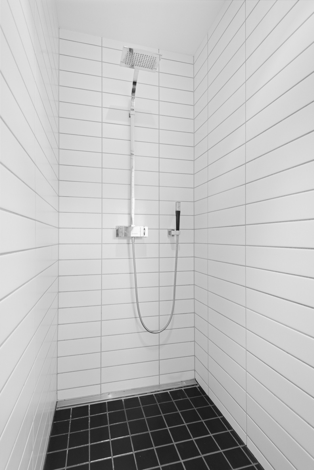 Badet er innredet med dusjnisje, servant i innredning og toalett Galleribilde