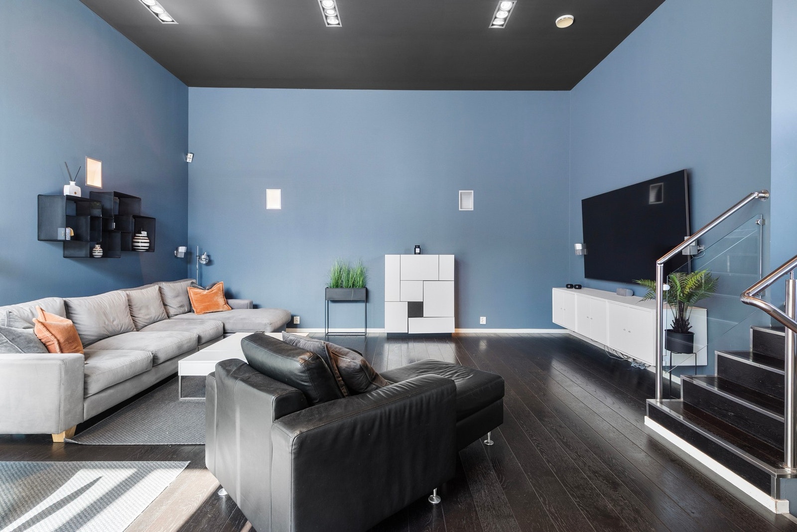 Bevisste fargevalg i rommet fremhever det åpne rommet og den gode takhøyden Galleribilde