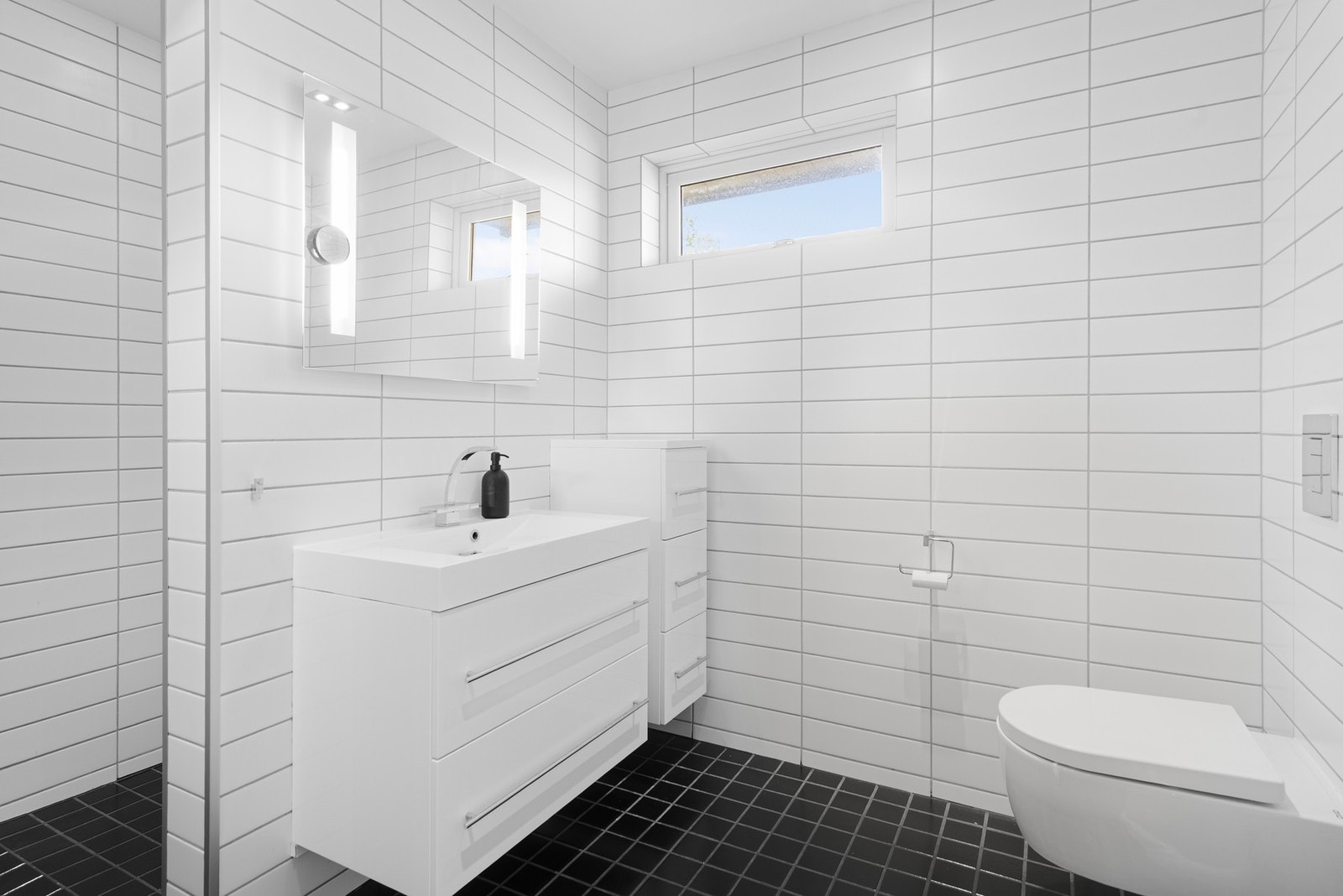 I etasjen finner du boligens andre bad med flislagt gulv og og vegger og opplegg til vaskemaskin Galleribilde