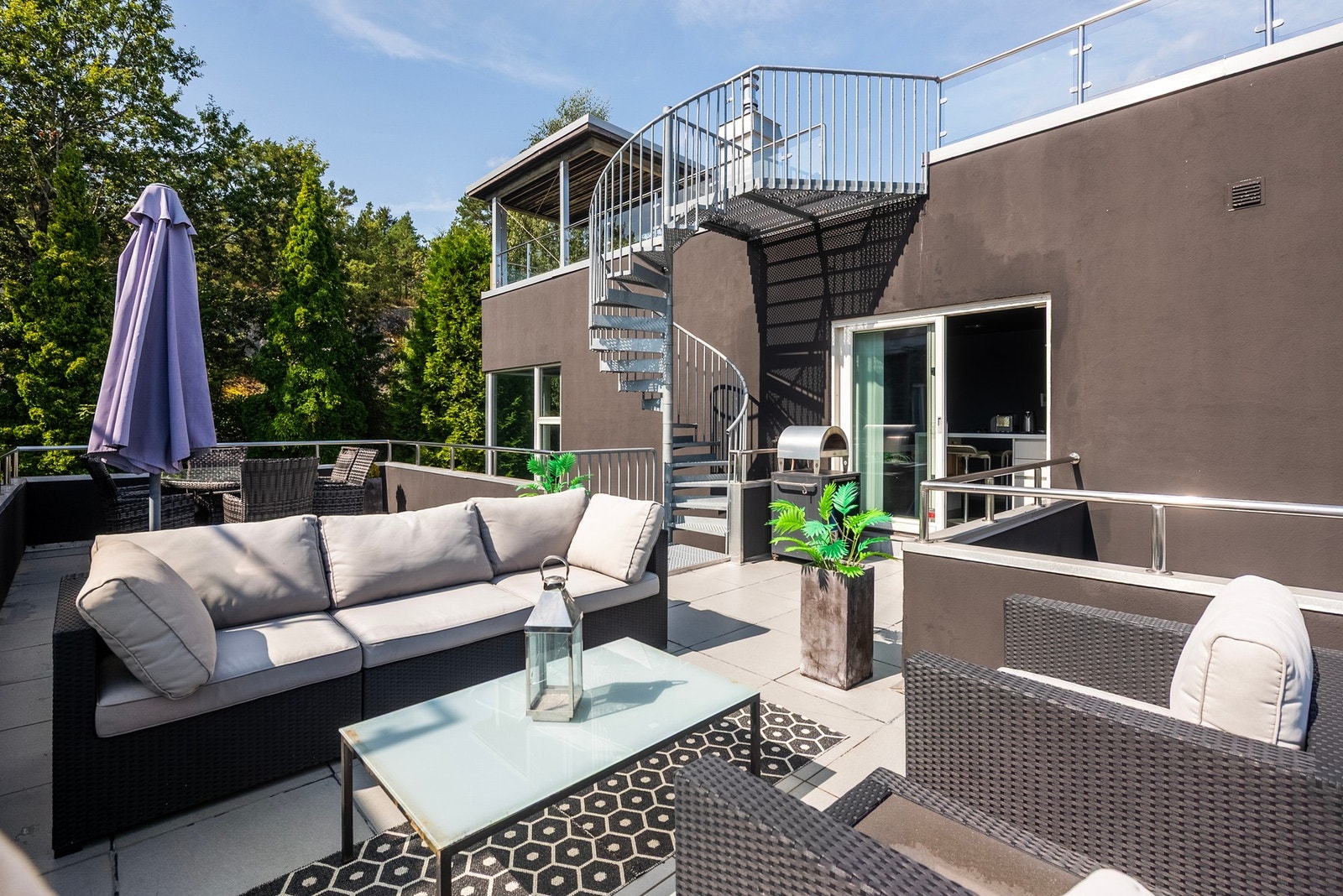 Med utgang fra kjøkkenet er det enkelt å nyte middagen ute i det fri Galleribilde