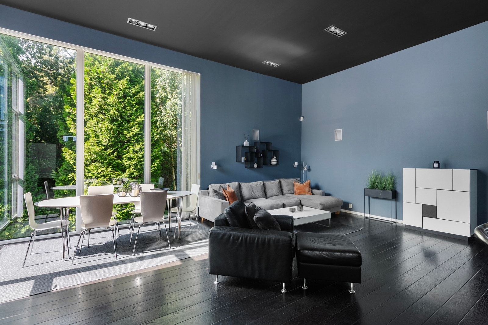 En romslig og åpen stue med god plass til både sofagruppe og spisestue Galleribilde