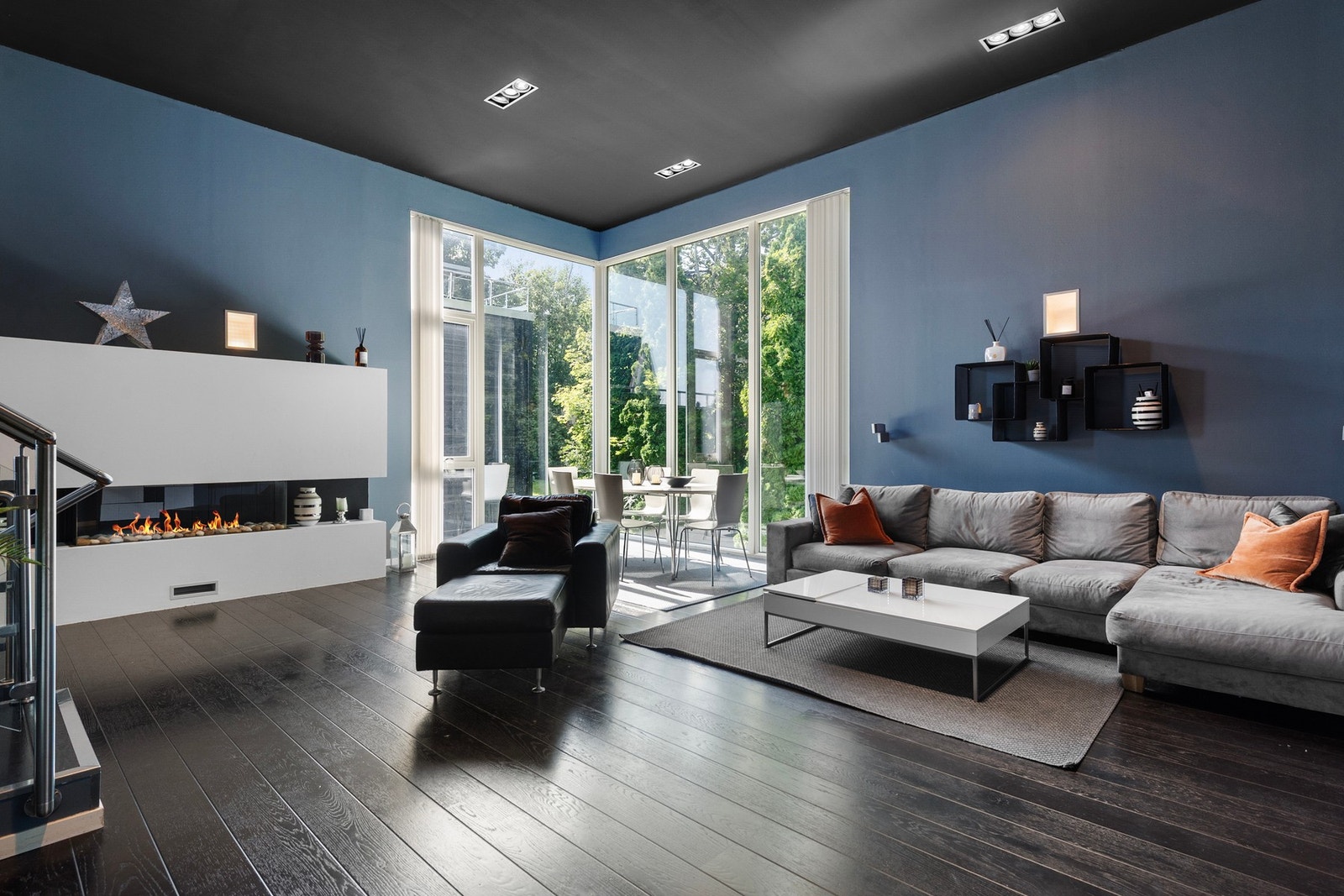 Den stemningsfulle gasspeisen i rommet bidrar med en god varme såvel som en hyggelig atmosfære Galleribilde