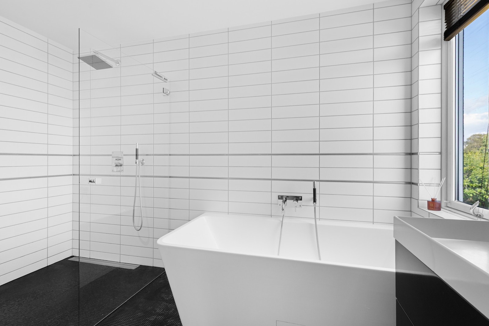 Badet er fullt innredet med dushjørne, toalett, og servant i innredning med god lagringsplass Galleribilde