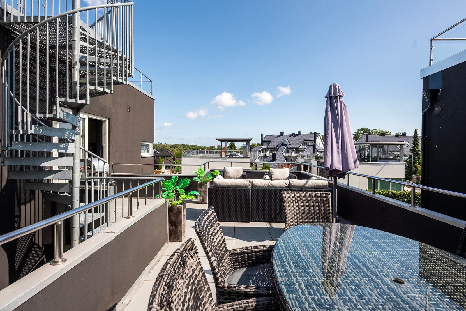 Uteplassene følger boligen innvendige løsning med flere nivåer Galleribilde