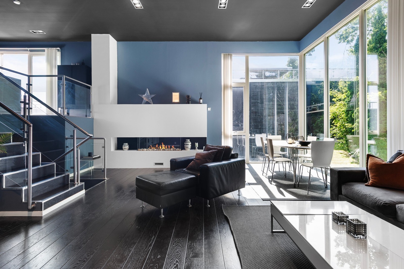 I stuen har du en fantastisk takhøyde og store vindusflater Galleribilde