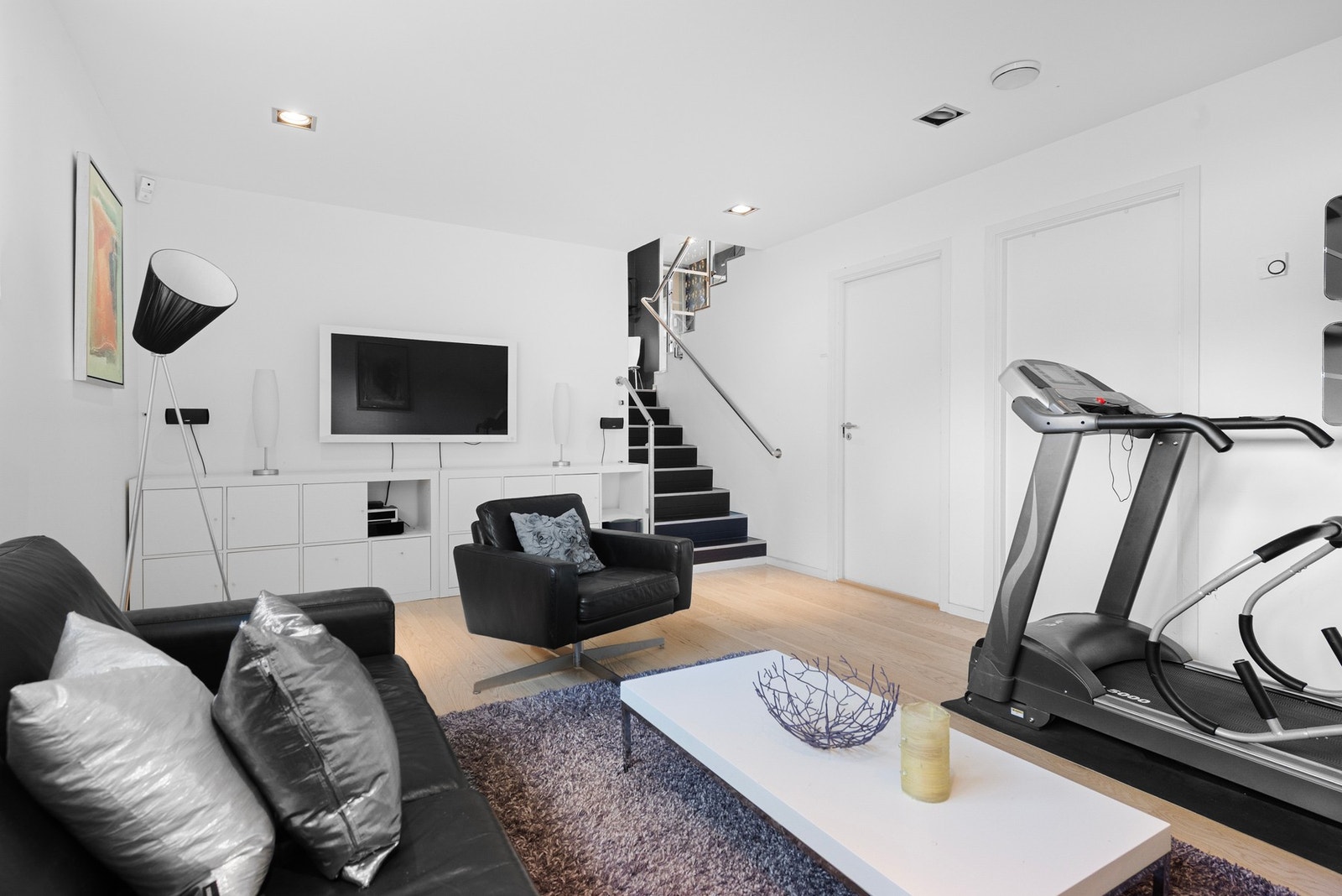 I underetasjen har du praktisk kjellerstue og et verdifullt ekstra oppholdsrom Galleribilde