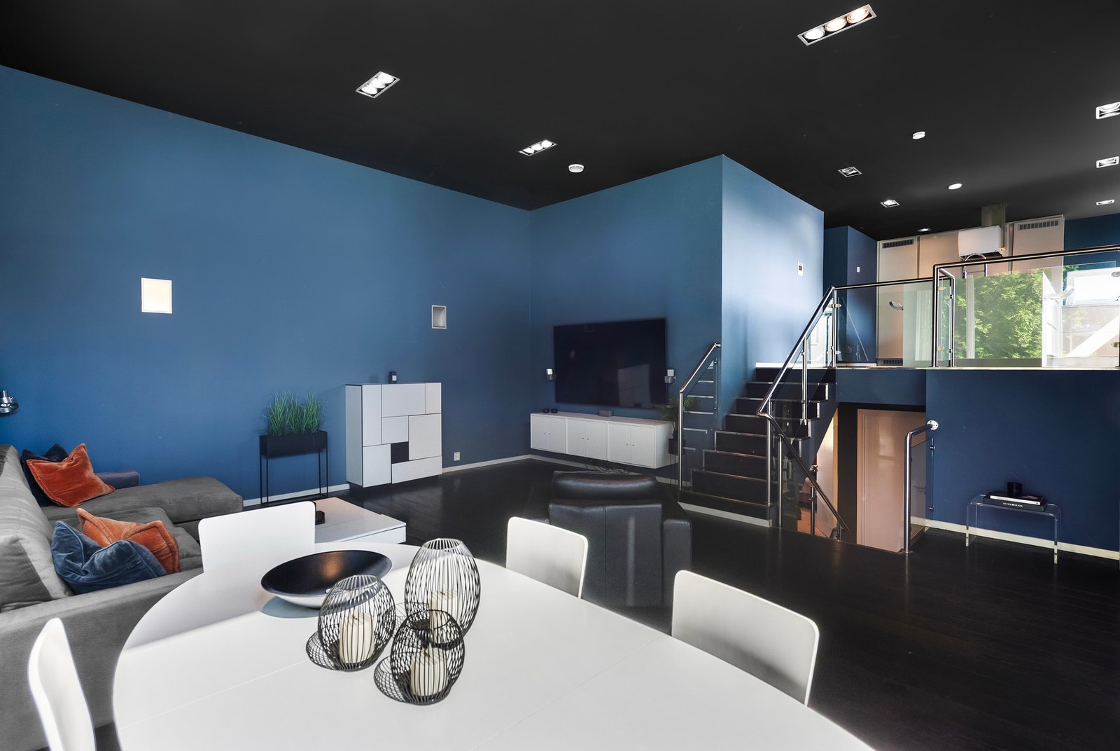 Med halvetasjer og stue beliggende i 2.etasje er det kort vei mellom de forskjellige områdene og inn i oppholdsrommet Galleribilde