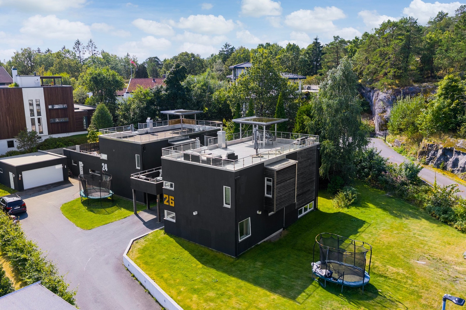 Boligen ligger fint til på høy endetomt med god plass i både hage og på terrasser Galleribilde