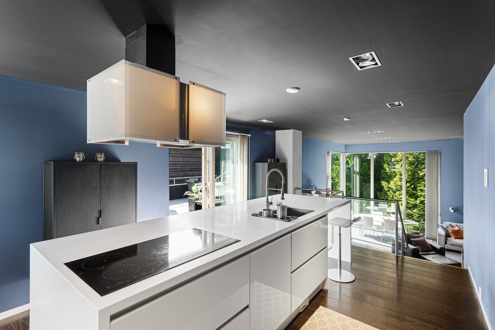 Her finner du integrerte hvitevarer, utgang til en av terrassene og en praktisk kjøkkenøy som også fungerer som et sted for et raskt måltid Galleribilde