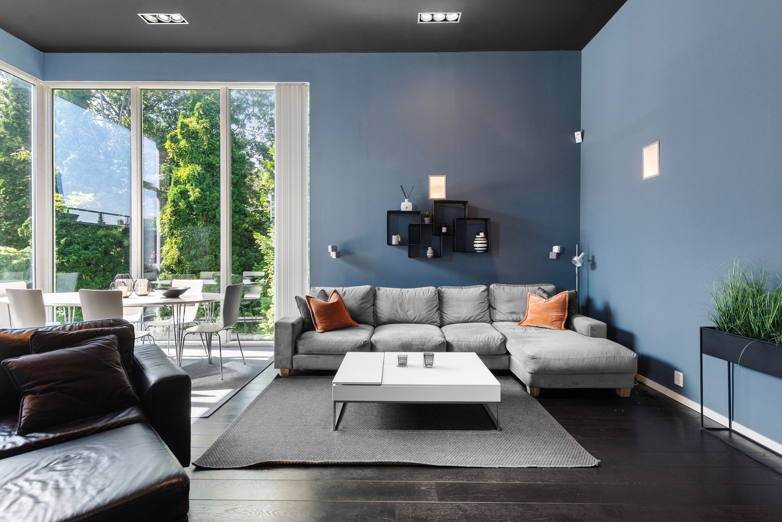 Vinduene skaper en naturlig inndeling av soner i rommet Galleribilde