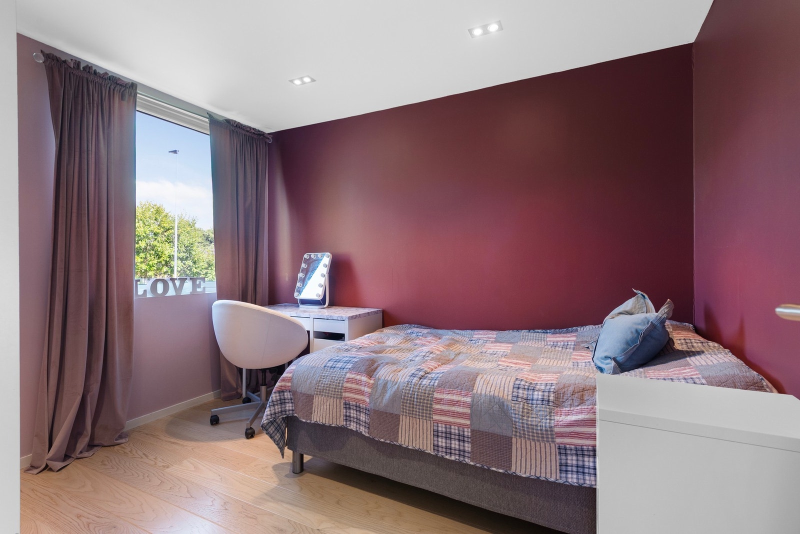 Soverommene i etasjen har en god størrelse og kan passe for både store og små Galleribilde