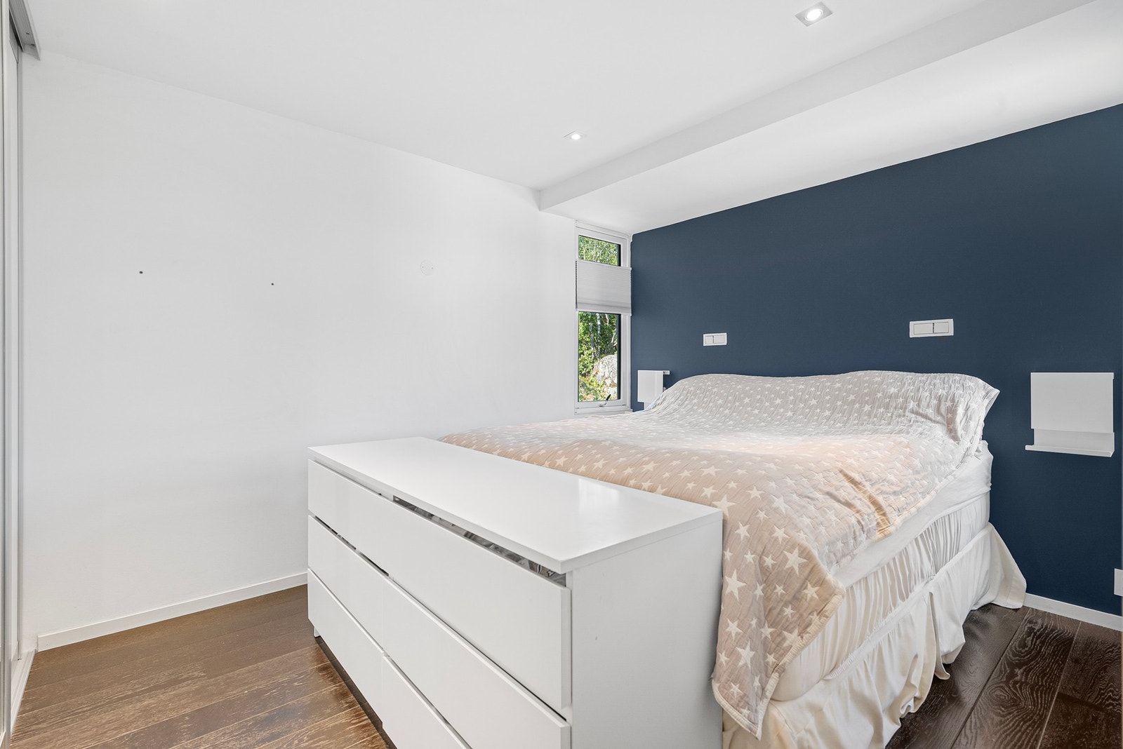 etasjen ligger ett av boligens soverom, med skyvedørsgarderobe og god plass til en romslig seng Galleribilde