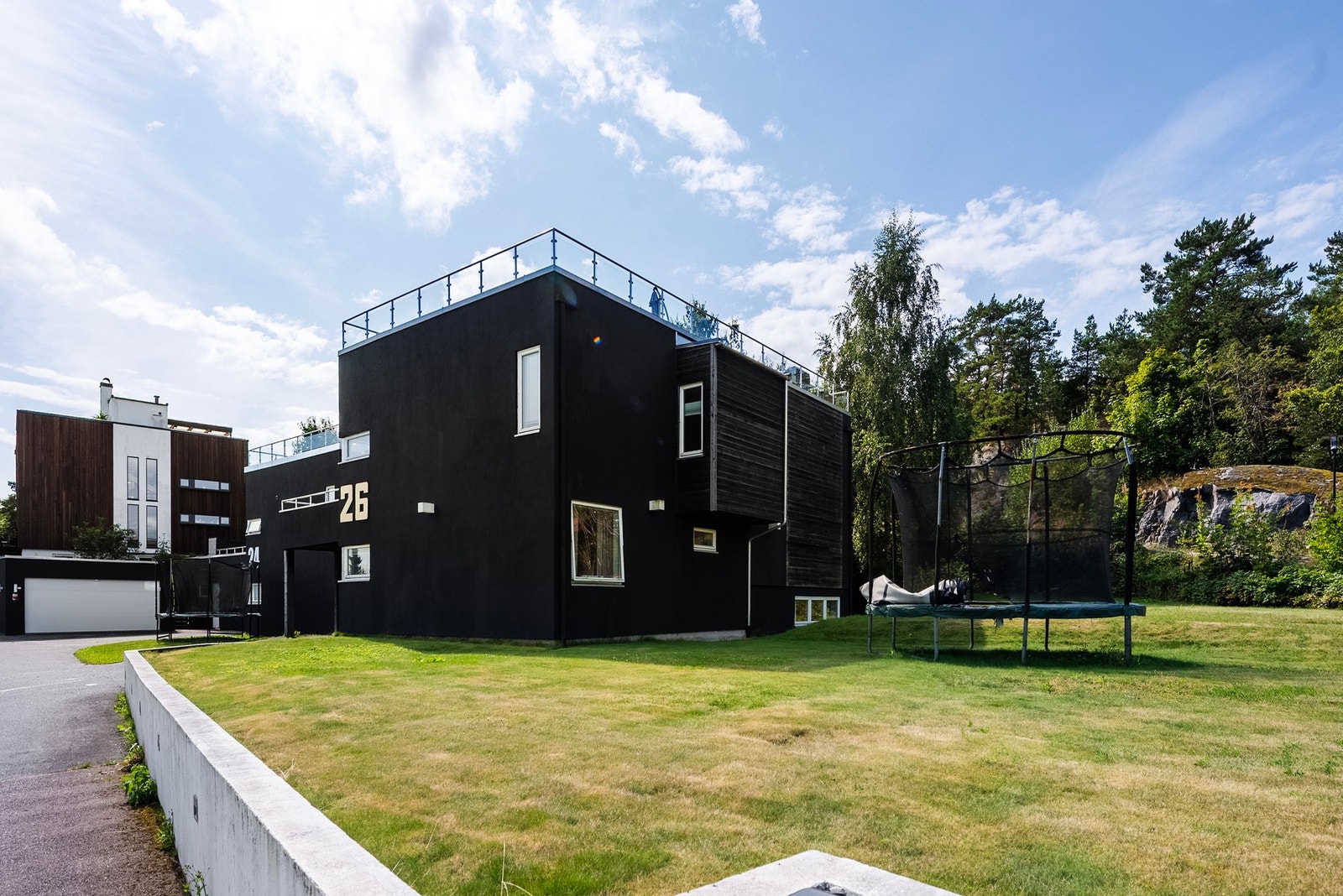 Boligen har en fin beliggenhet på hjørnetomt og byr på uteplasser i flere nivåer Galleribilde