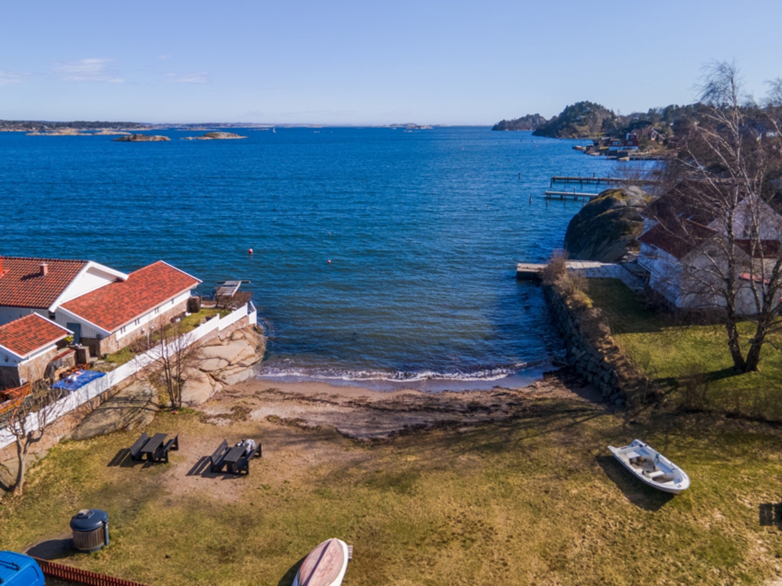 På Sjøbris er det bare å ta løpefart og hoppe i vannet Galleribilde