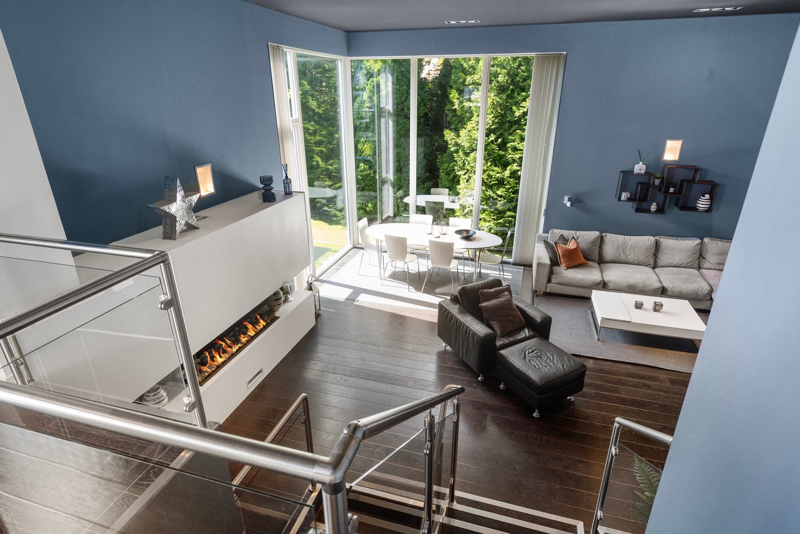 Åpen løsning og kort vei til stuen i etasjen nedenfor Galleribilde