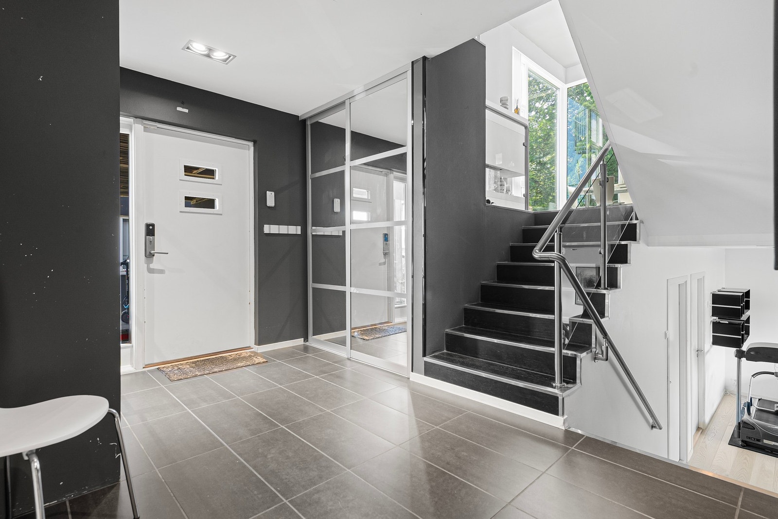 Velkommen inn - Her legger du umiddelbart merke til den unike planløsningen og den luftige åpenheten mellom etasjene Galleribilde