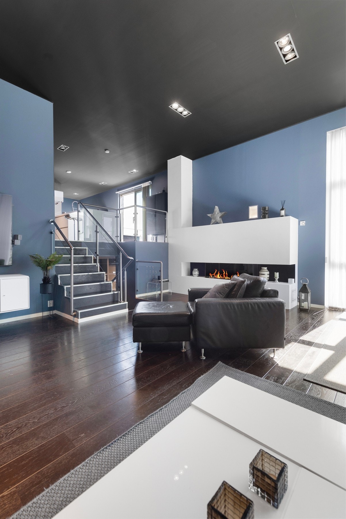 Boligen går over flere halvplan og inneholder store og åpne oppholdsrom Galleribilde