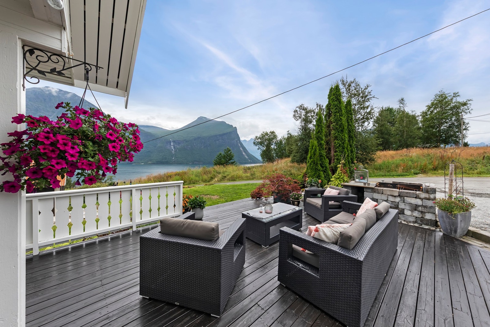 Romslig terrasse med plass til flere sittegrupper Galleribilde