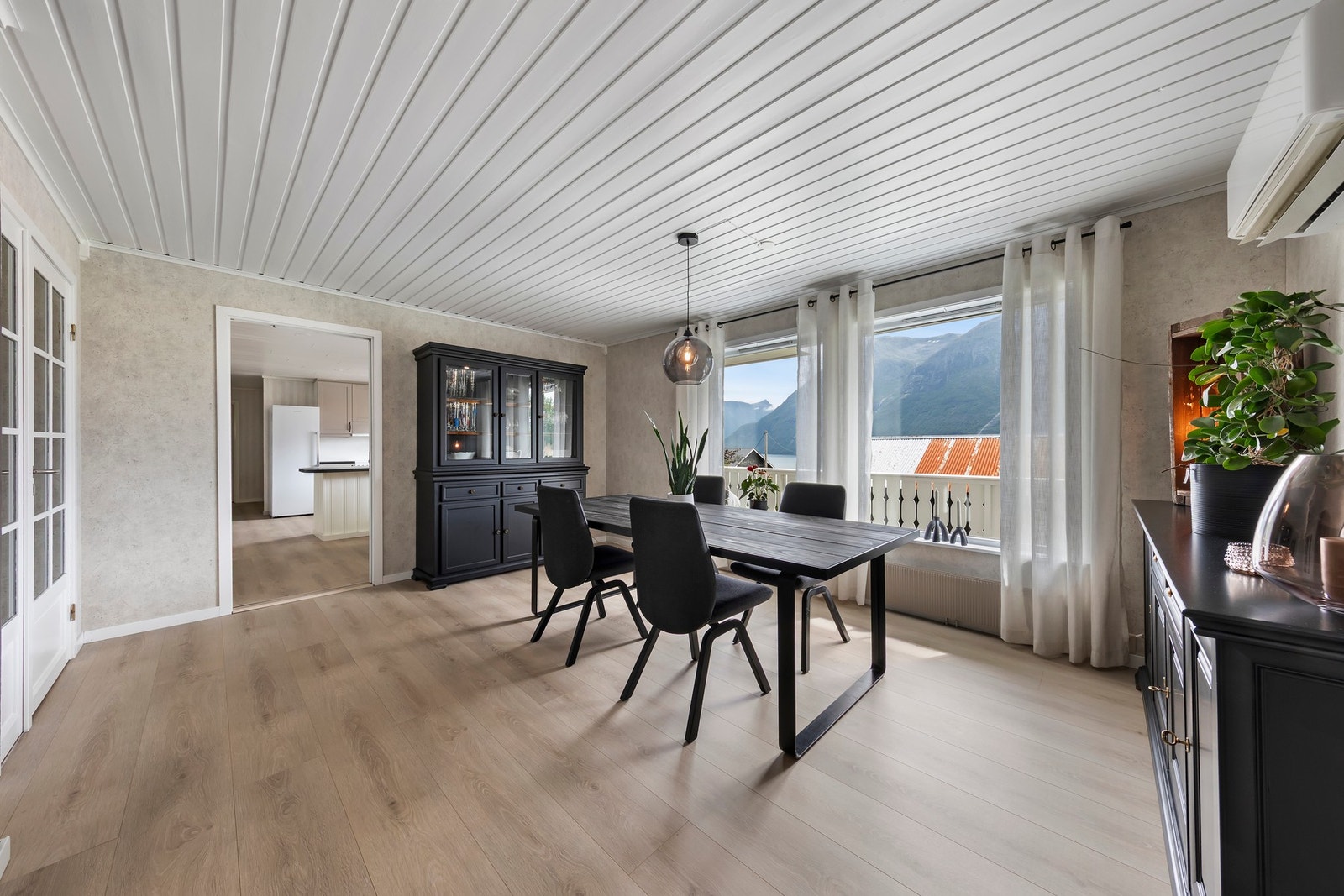 Her kan man samle familien rundt middagsbordet Galleribilde