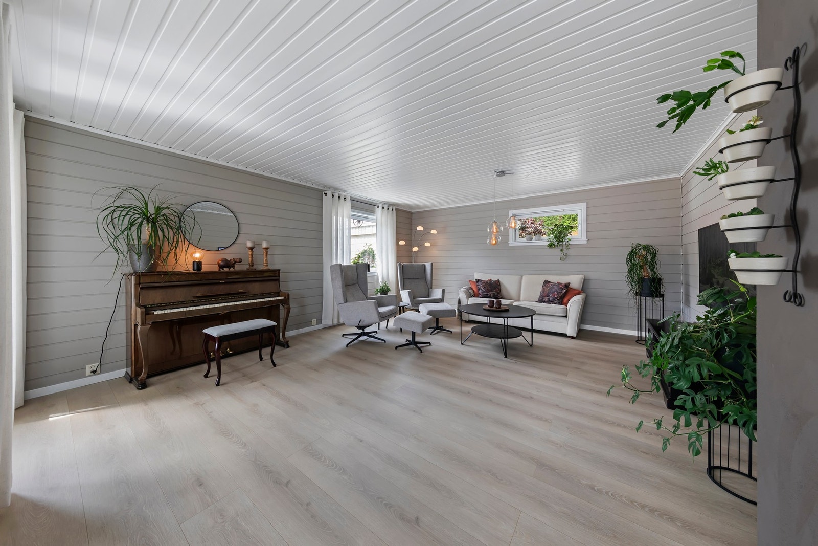 Stuen er romslig og man har god plass til sofa/TV-krok Galleribilde