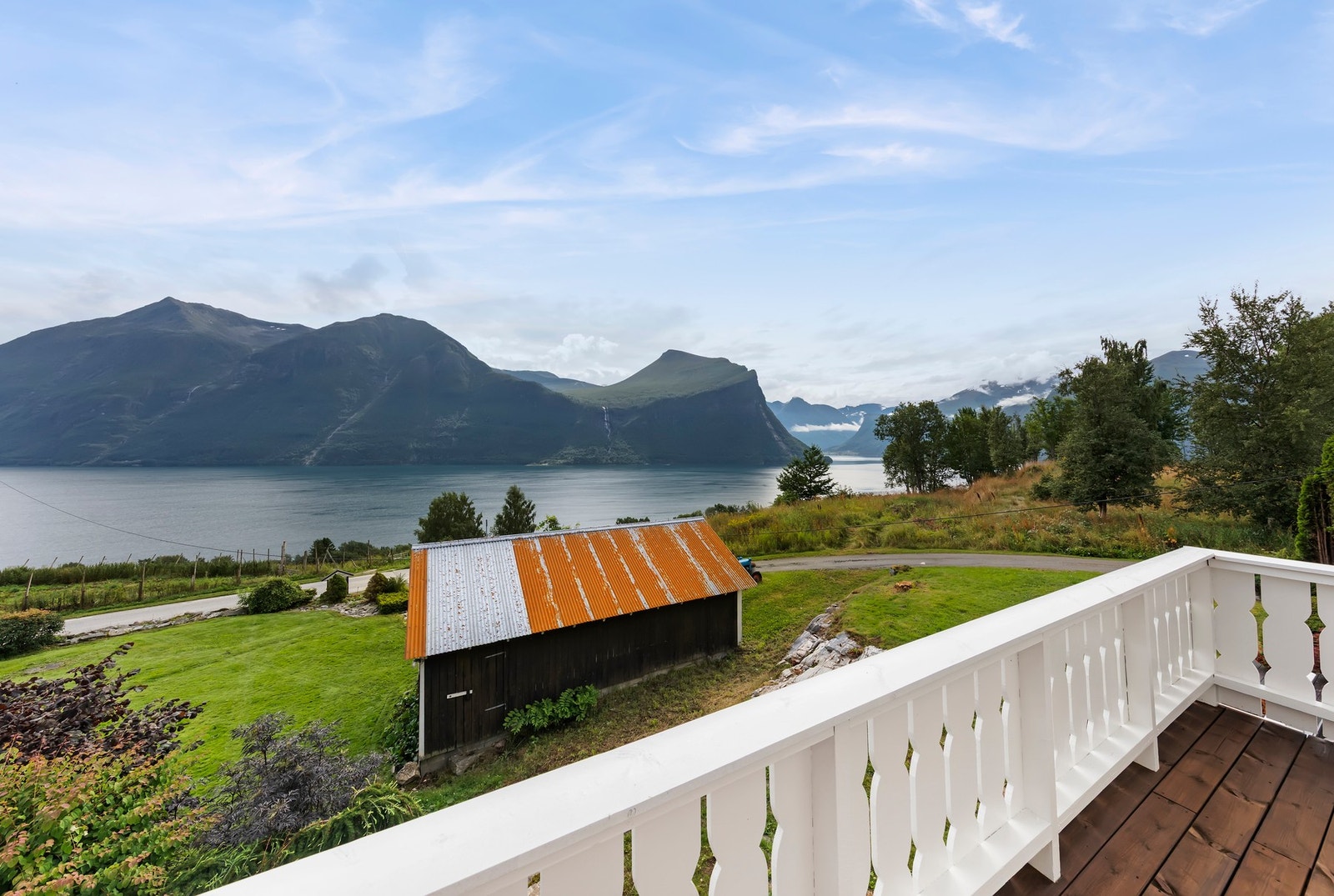 Flott utsikt mot fjord og fjell Galleribilde