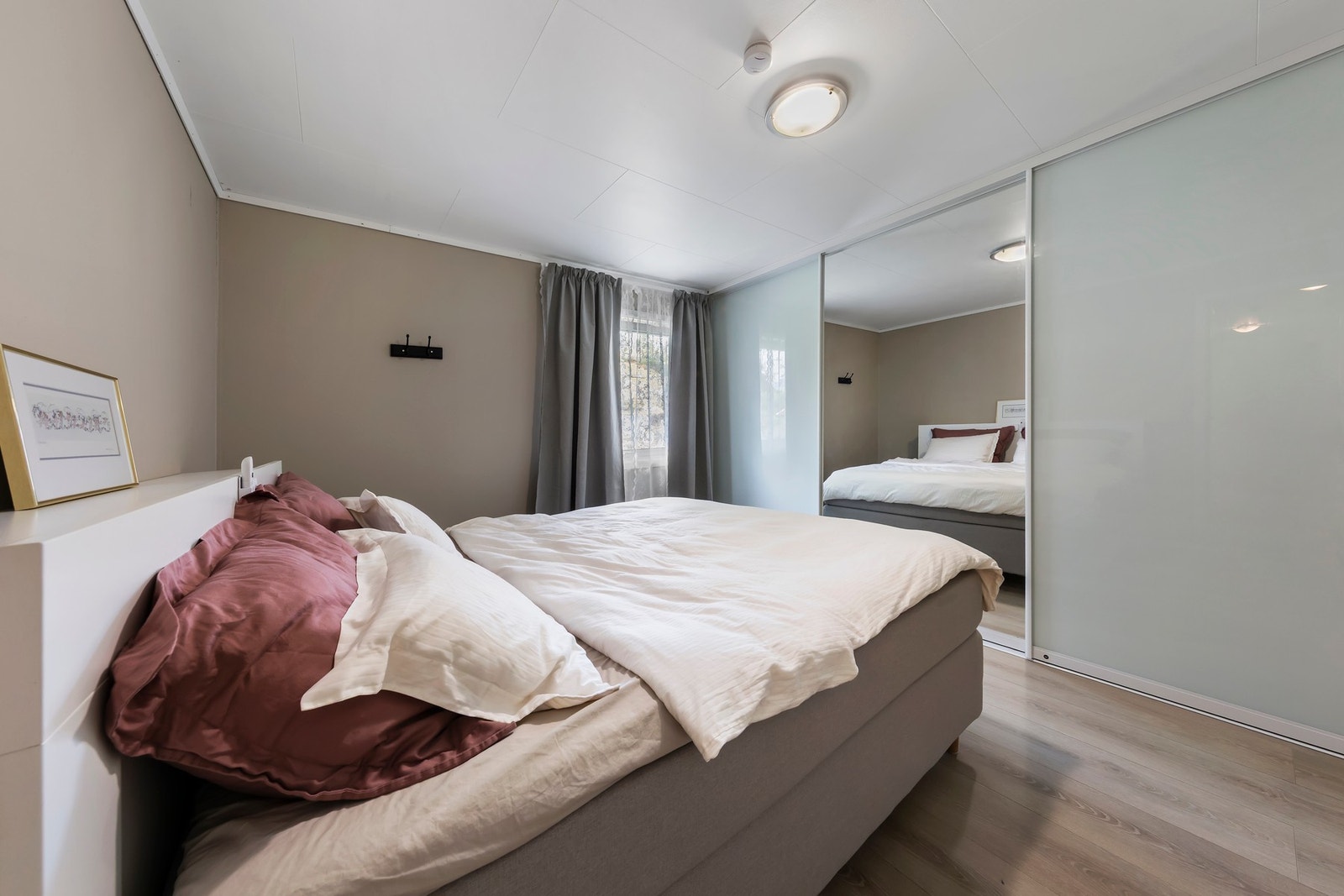 Rommet har skyvedørsgarerobe for klesoppbevaring Galleribilde