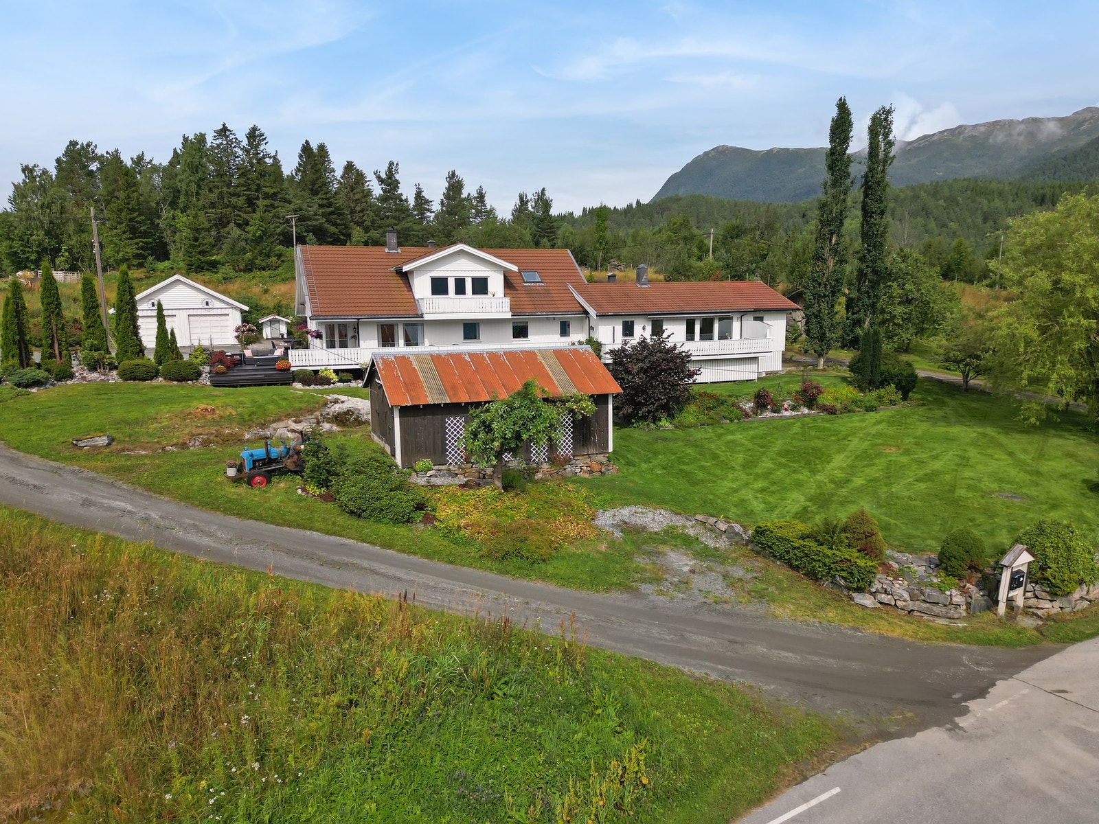 En landbrukseiendom bestående av våningshus, garasje, uthus og driftsbygning Galleribilde
