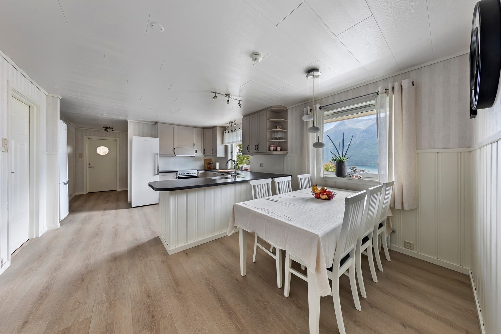 Plass til spisebord også på kjøkkenet Galleribilde