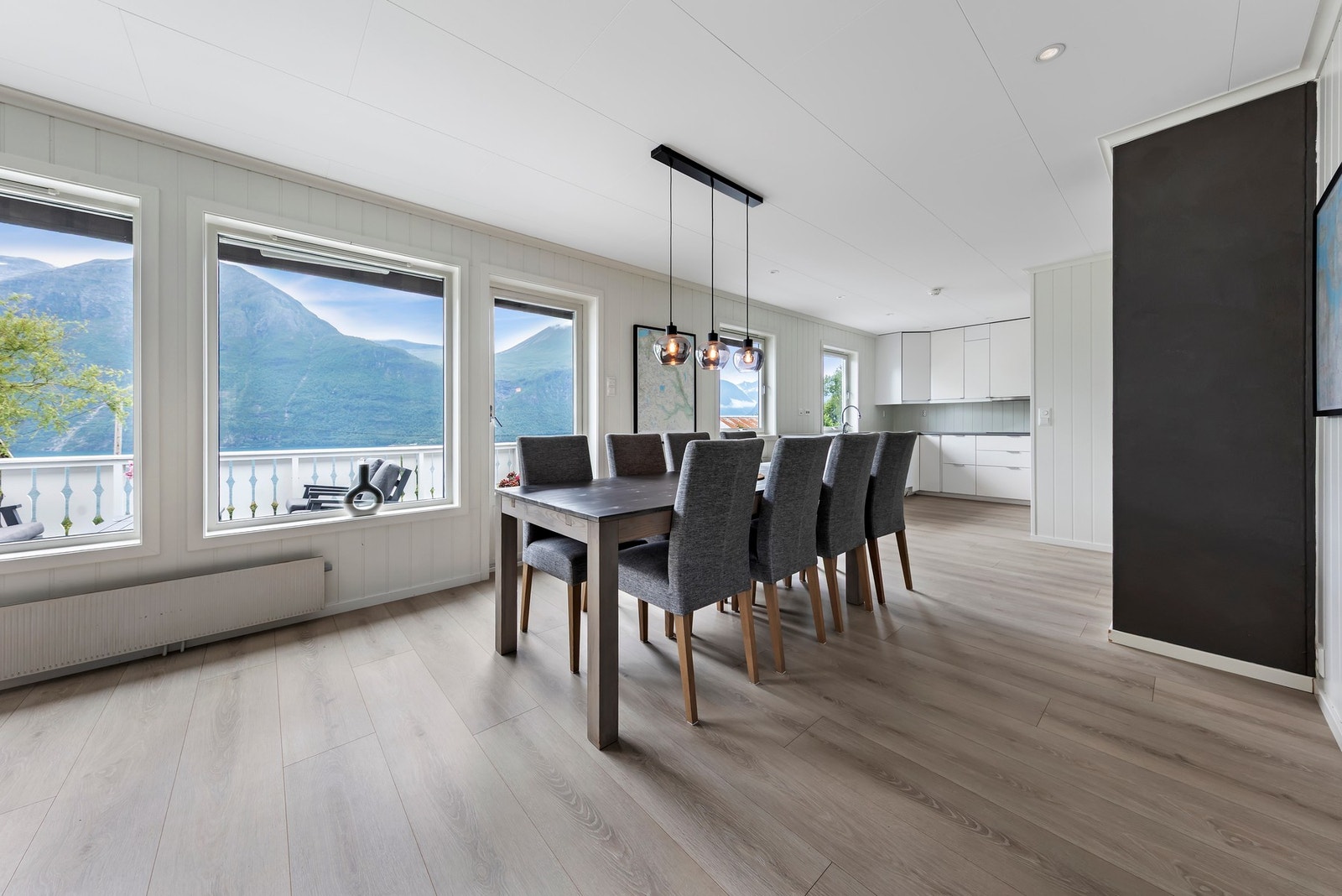 Her har man oppvamring via varmepumpe samt radiator med vannbåren varme Galleribilde